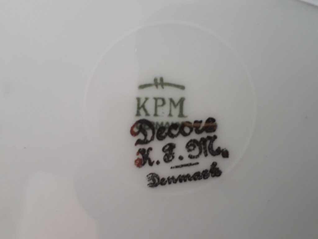 Krister Porzellan Manufaktur (KPM) trykt stempel, Waldenburg Tyskland (Polen) 1898 - 1926 med Kobenhavns Porcellains Maleri (KPM Denmark) stempel
