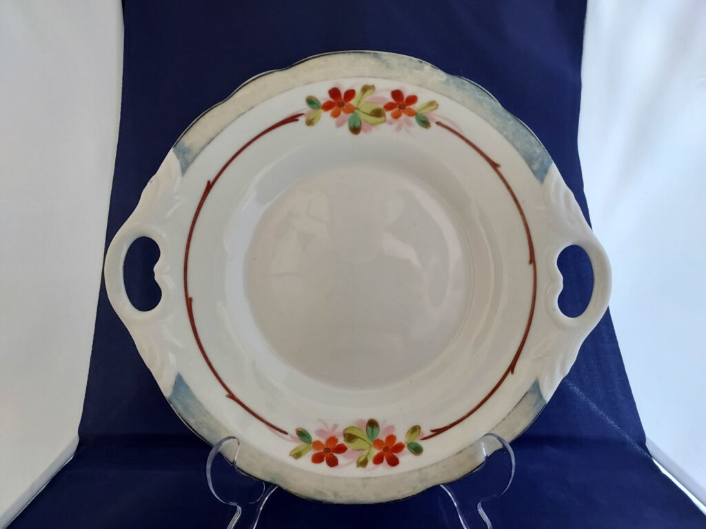 Waldenburg dish with blue band, red line and red flowers with leaves