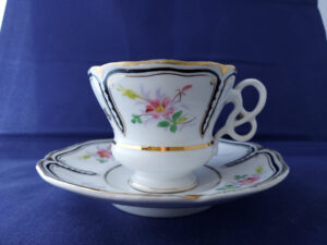 Waldenburg – Altwasser kopp med skål med blomster, svart dekor, til erindring