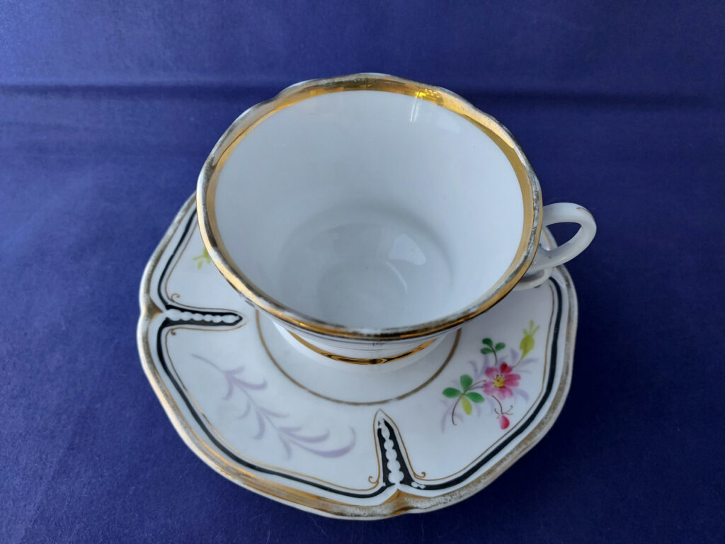 Waldenburg – Altwasser cup with saucer with flowers, black and gold decor, til erindring