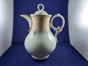 Waldenburg - Altwasser biedermeier kanne med røde roser, gull dekor, bånd og gamle reparasjon